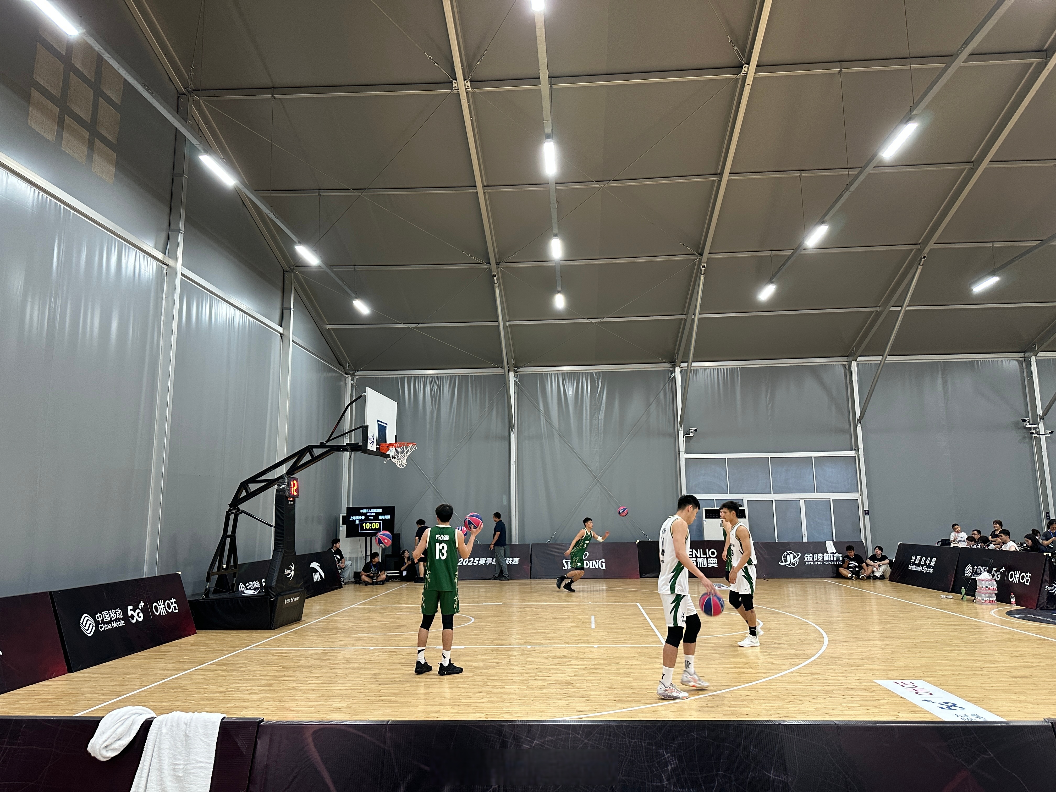 转折点夏洛特黄蜂外线爆发，CBA季后赛清晨攻防权衡，赛场秩序良好，数据趋势出现新变化